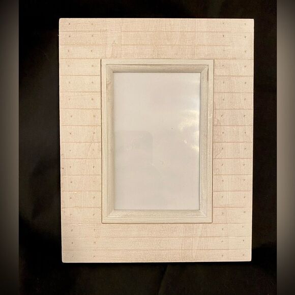 Beachy vibe picture frame. Hold 4x6 photo. Off-white. - Picture 1 of 8